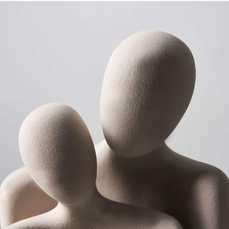 Modern skulptur som symboliserar samband och ömhet 