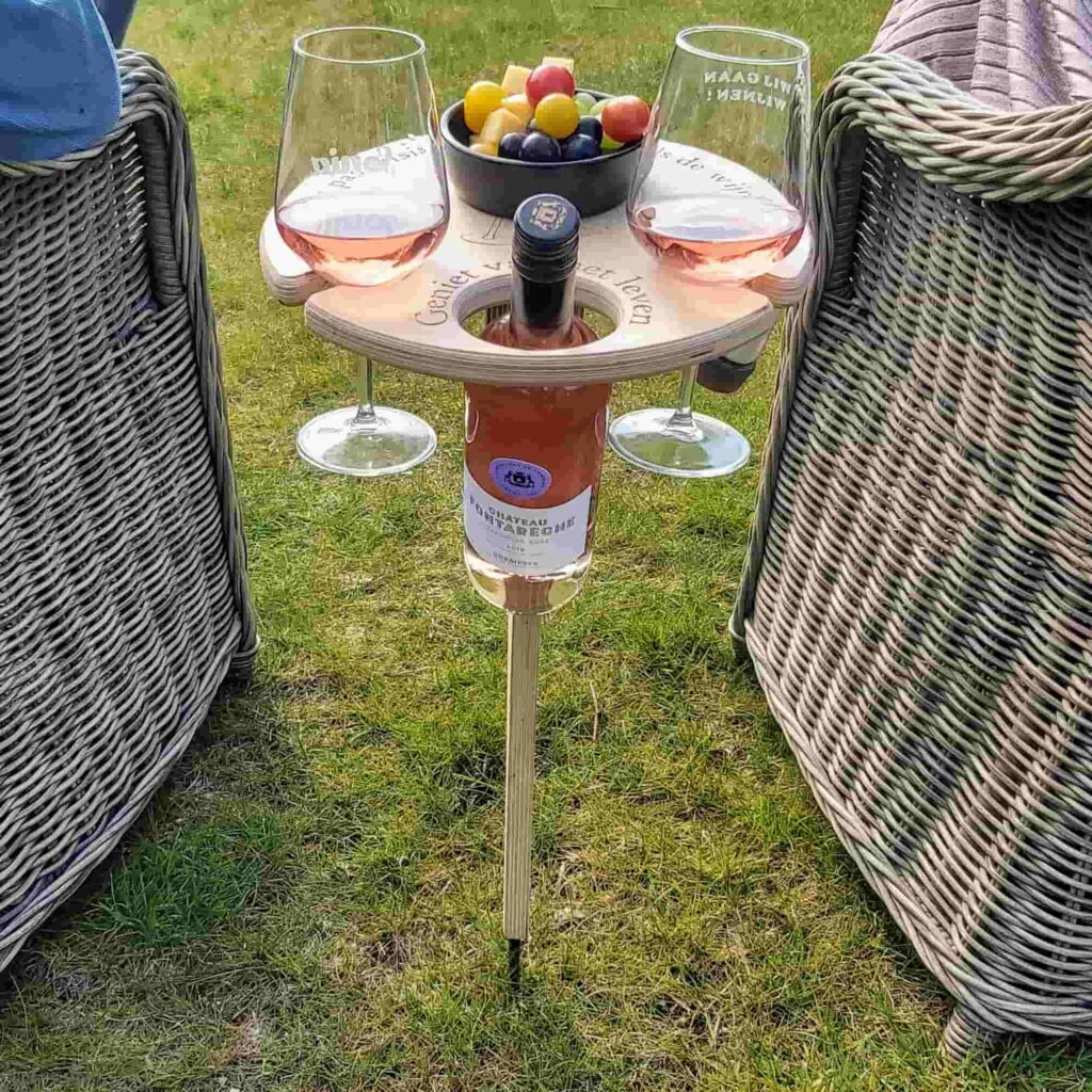 Tragbarer Tisch für perfekten Wein und Aperitif 