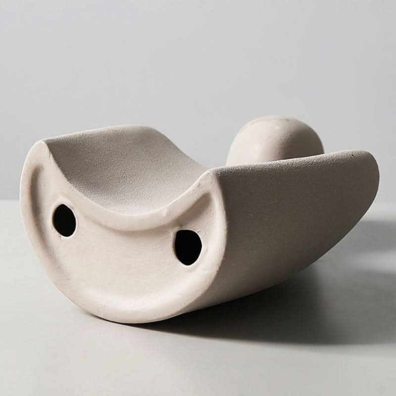 Modern skulptur som symboliserar samband och ömhet 