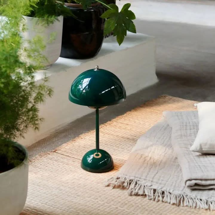 Modern LED bordslampa, trådlös och dimbar 