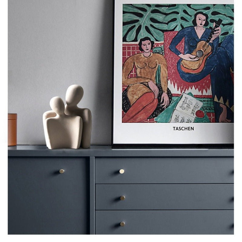 Escultura moderna simbolizando vínculo y ternura 