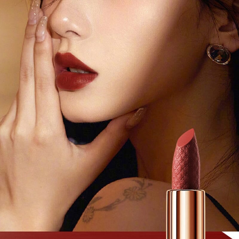 シックなハンドバッグに入ったマットリップスティック 