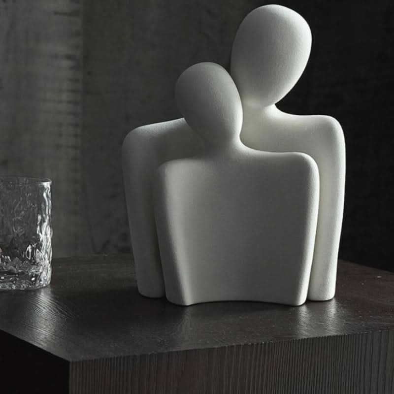 Modern skulptur som symboliserar samband och ömhet 